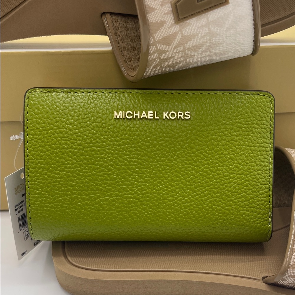 MICHAEL KORS Medium Pebbled Leather Bifold Wallet
MEADOW GREEN
NWT